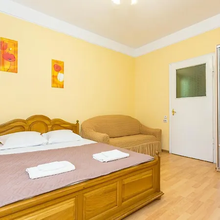 подобово у місті львові на вулиця ференца ліста 3 біля палацу мистецтв центр * 利沃夫