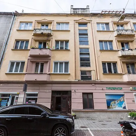 подобово у місті львові на вулиця ференца ліста 3 біля палацу мистецтв центр 公寓