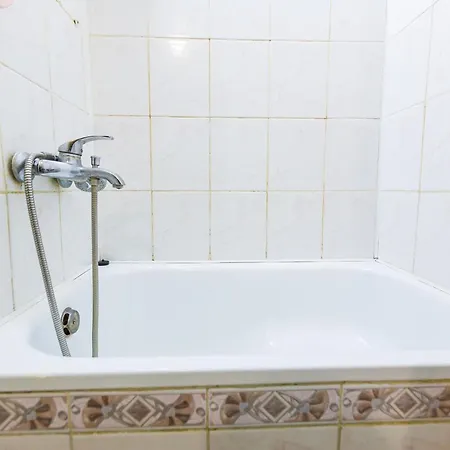 подобово у місті львові на вулиця ференца ліста 3 біля палацу мистецтв центр Lviv