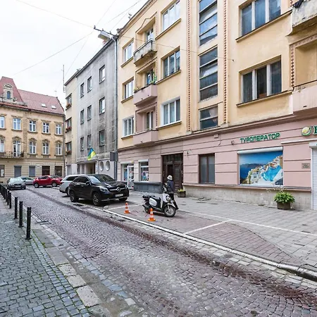 Apartment подобово у місті львові на вулиця ференца ліста 3 біля палацу мистецтв центр Lviv