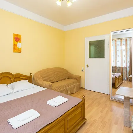 подобово у місті львові на вулиця ференца ліста 3 біля палацу мистецтв центр 公寓 *