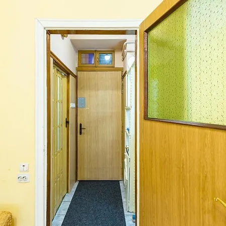 подобово у місті львові на вулиця ференца ліста 3 біля палацу мистецтв центр Apartman *