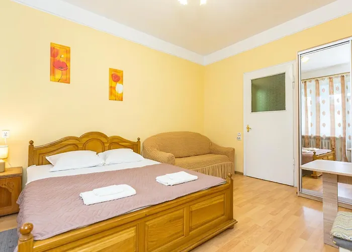 подобово у місті львові на вулиця ференца ліста 3 біля палацу мистецтв центр * Leópolis