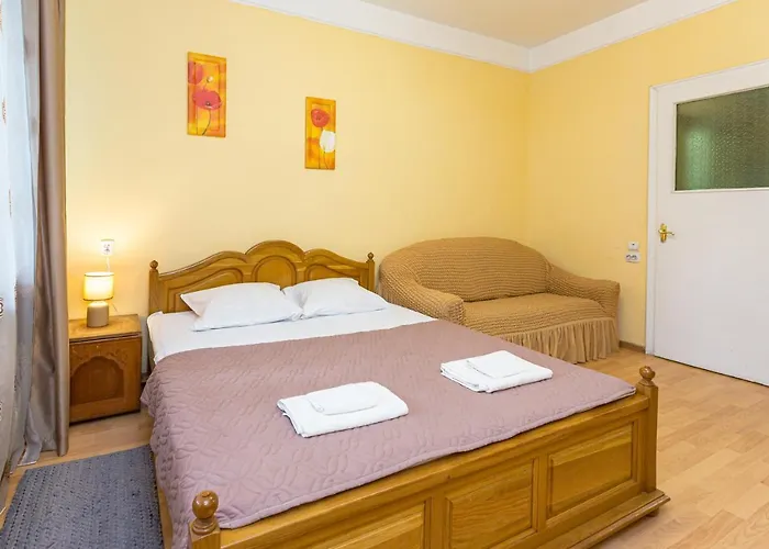 подобово у місті львові на вулиця ференца ліста 3 біля палацу мистецтв центр