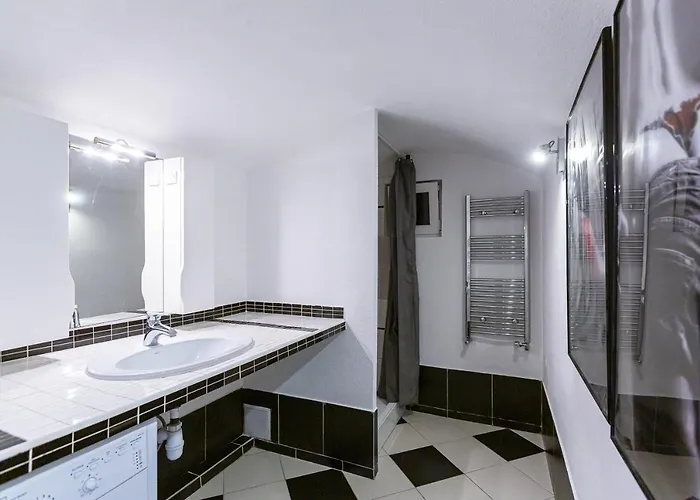 подобово у місті львові на вулиця ференца ліста 3 біля палацу мистецтв центр