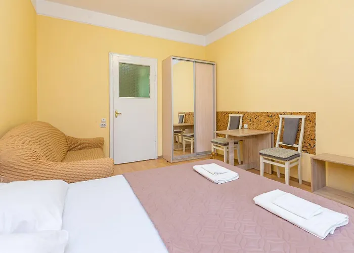 подобово у місті львові на вулиця ференца ліста 3 біля палацу мистецтв центр Leópolis